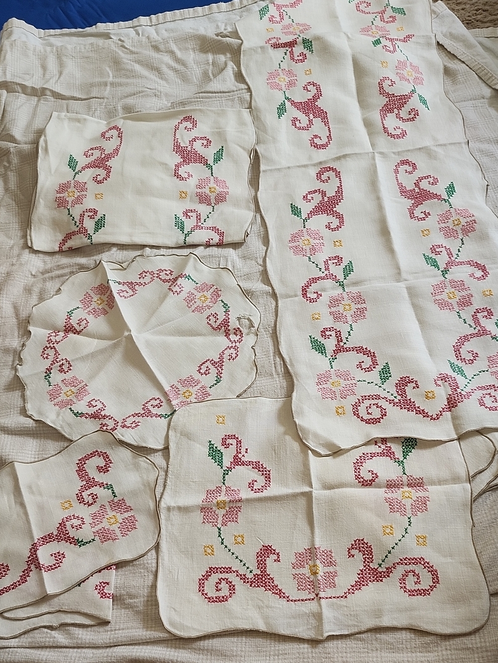 Vintage Handmade Needlepoint Linen Tablecloth Set Floral Design